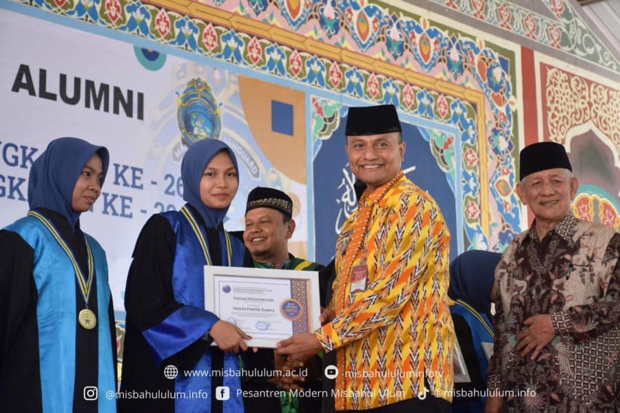 Gelar Wisuda Akbar Santri Misbahul Ulum Raih Predikat Cumlaude