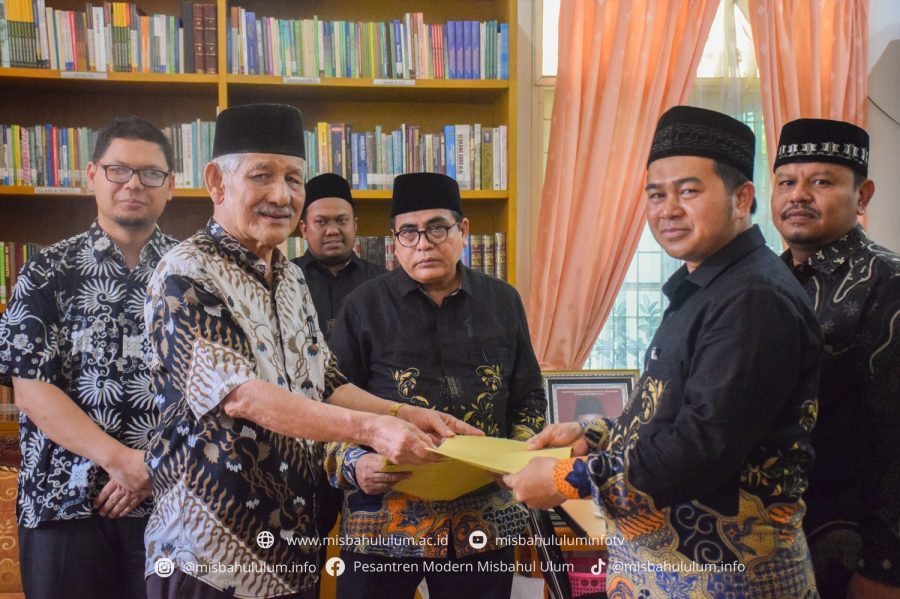 Ketua Pembina Yayasan Pesantren Misbahul Ulum Lantik Direktur Pesantren