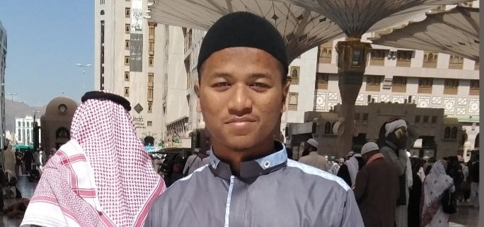 alumnus  pesantren modern Misbahul Ulum Lhokseumawe mahasiswa sarjana syariah wal qanun Universitas Al Ahgaff Mukalla, Hadranmaut, Yaman.