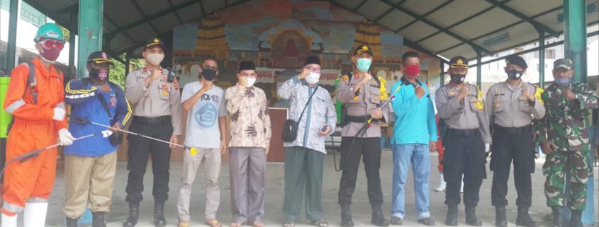 Kapolres Lhokseumawe dan jajaranya bersama Pimpinan Pesantren Misbahul Ulum