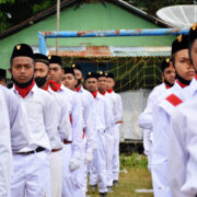 Pasukan Kibar Bendera Pesantren Modern Misbahul Ulum