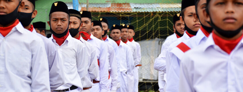 Pasukan Kibar Bendera Pesantren Modern Misbahul Ulum