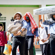 Santri Kelas Akhir Mengawal Proses Penyambutan Santri Baru Pesantren Modern Misbahul Ulum